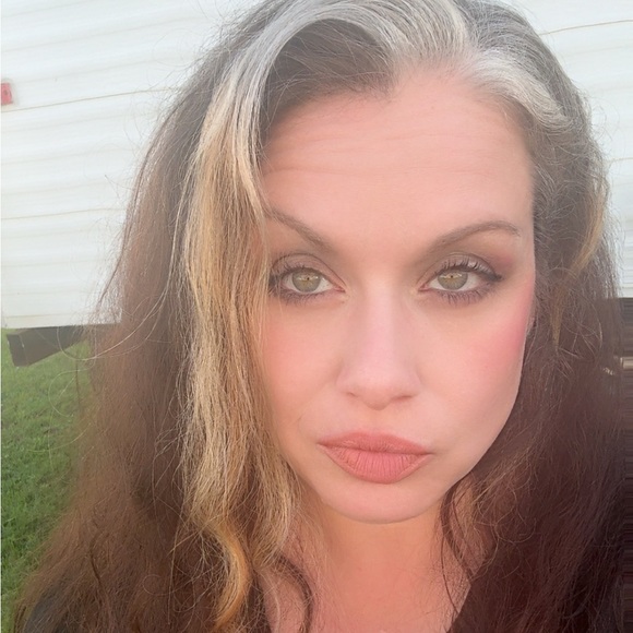 Meet your Posher, Stephanie , from Houston Texas! - Picture 2 of 6